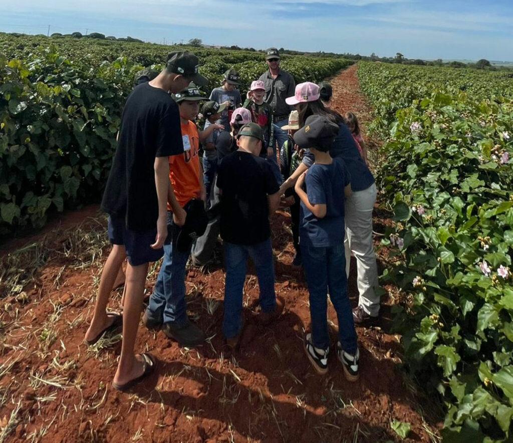Crianças envolvidas com o projeto visitaram uma propriedade rural, para conhecer o dia a dia do campo