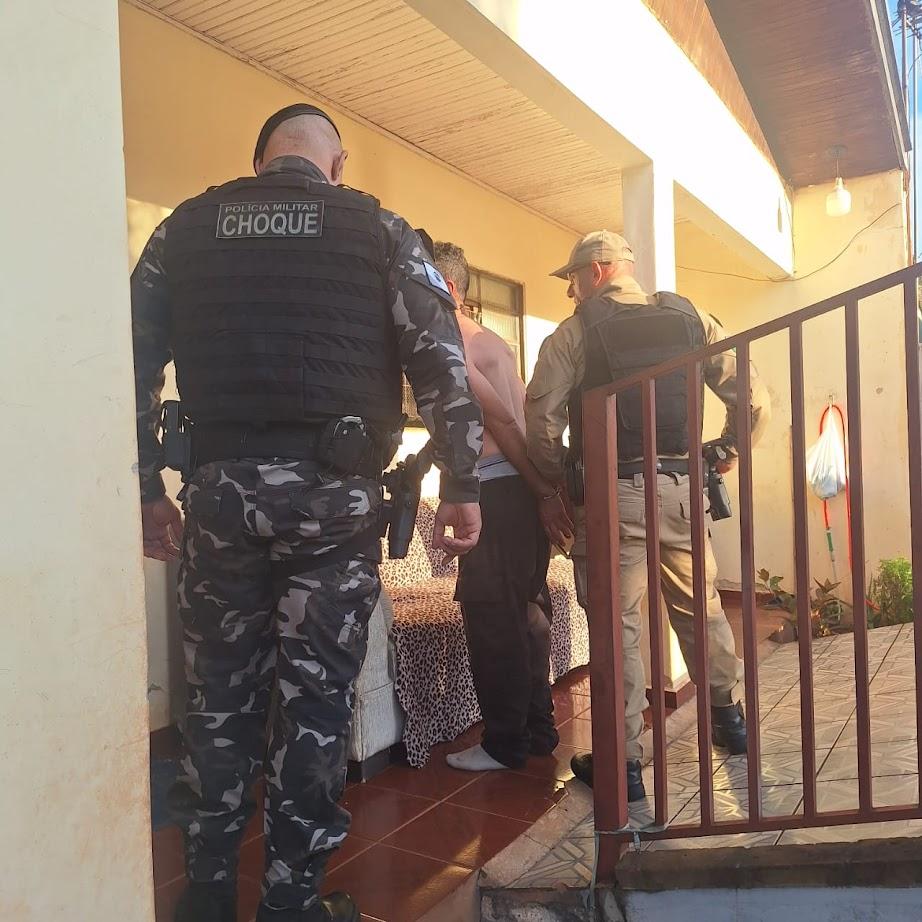 Policiais cumprem mandado de prisão durante a operação