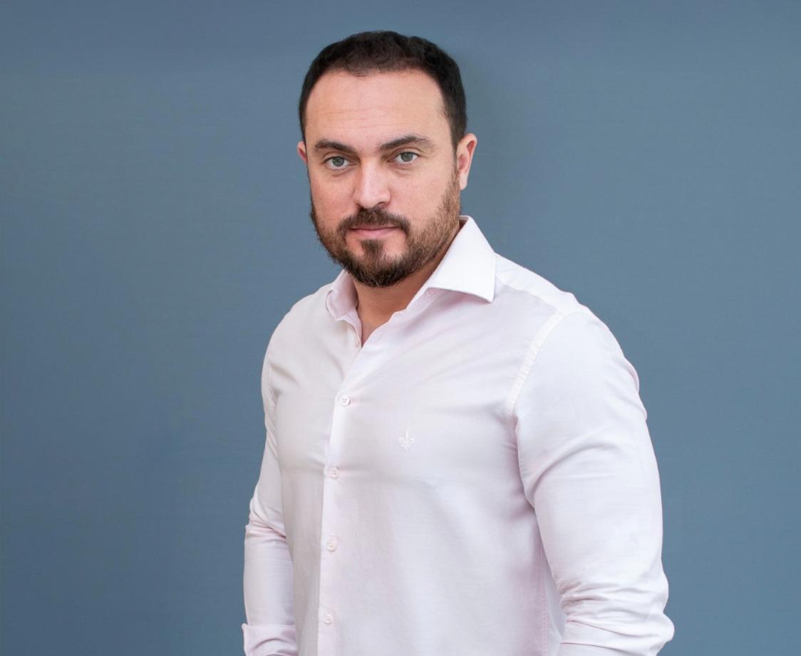 João Gomes Ribeiro Júnior é pós-graduado em Gestão Estratégica de Pessoas e graduado em Administração de Empresas. Médium, escritor, palestrante, terapeuta, mentor e dirigente espiritual. Autor de “A Jornada Eterna” e “Caminho no Deserto”, João conduz reflexões sobre fé, propósito e evolução da alma.  
Site: https://www.navegandonaespiritualidade.com.br/  
Instagram: @oficial.joaoribeiro