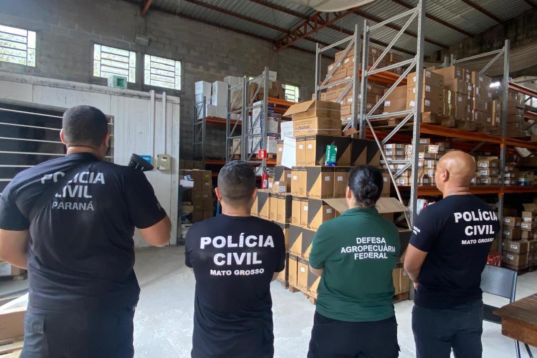 Equipes policiais durante a operação