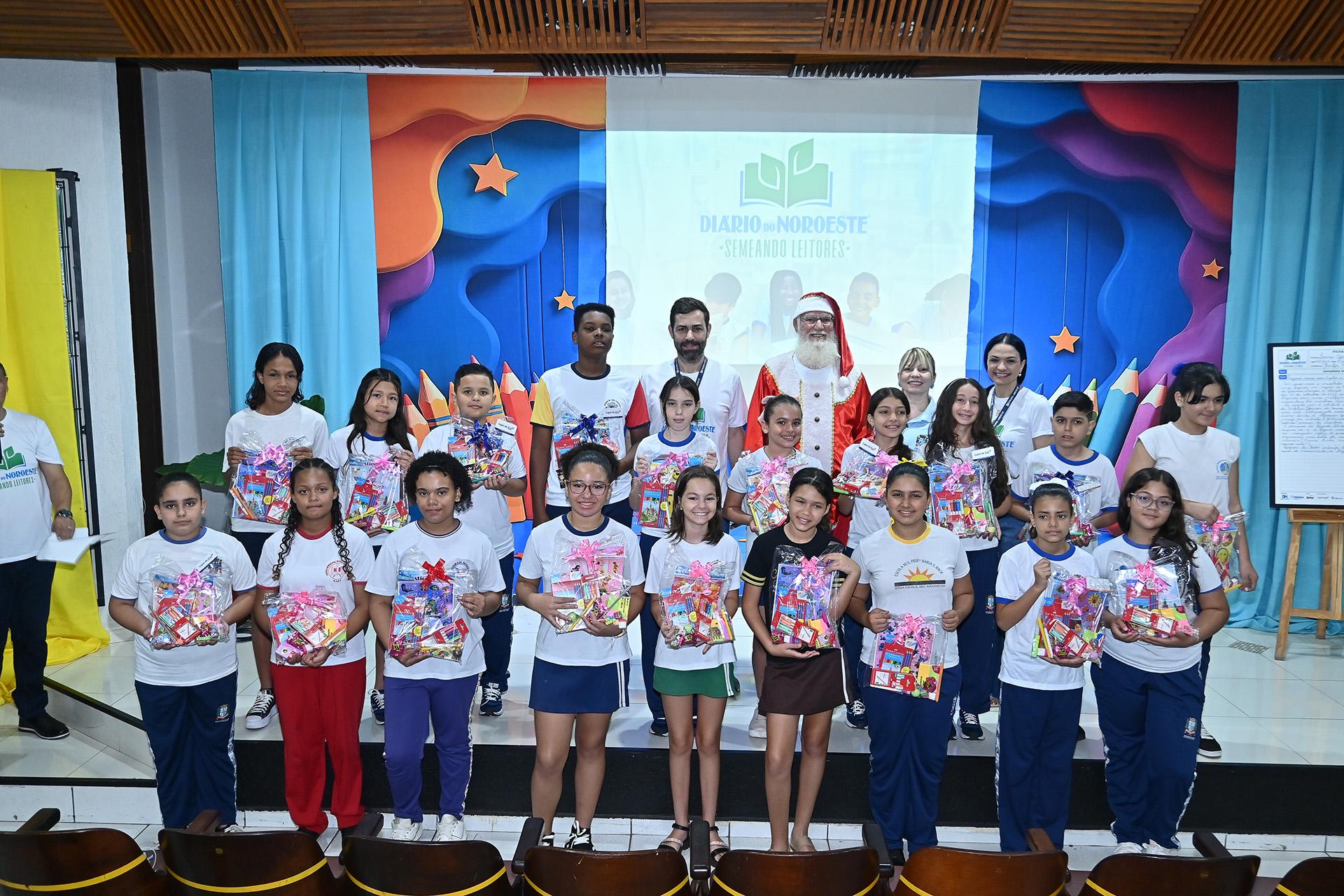 Patrocinadores ao lado dos estudantes finalistas do Semeando Leitores 2025
Foto: Ivan Fuquini