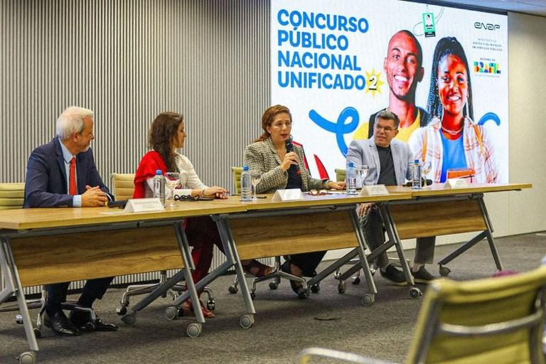 Coletiva reuniu a ministra Esther Dweck e equipes responsáveis pela operação do certame 
Foto: Adalberto Marques/MGI