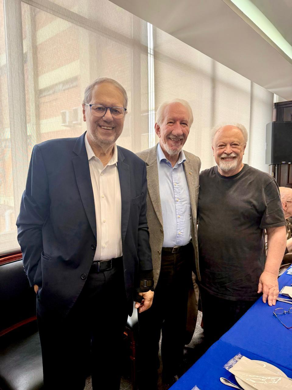 a-letras O presidente da APL, Ernani Buchmann; o presidente do Sistema Fecomércio Sesc Senac PR, vice-governador do Paraná e acadêmico, Darci Piana, e o ex-presidente da APL, Paulo Vitola
Foto: Tânia Buchmann