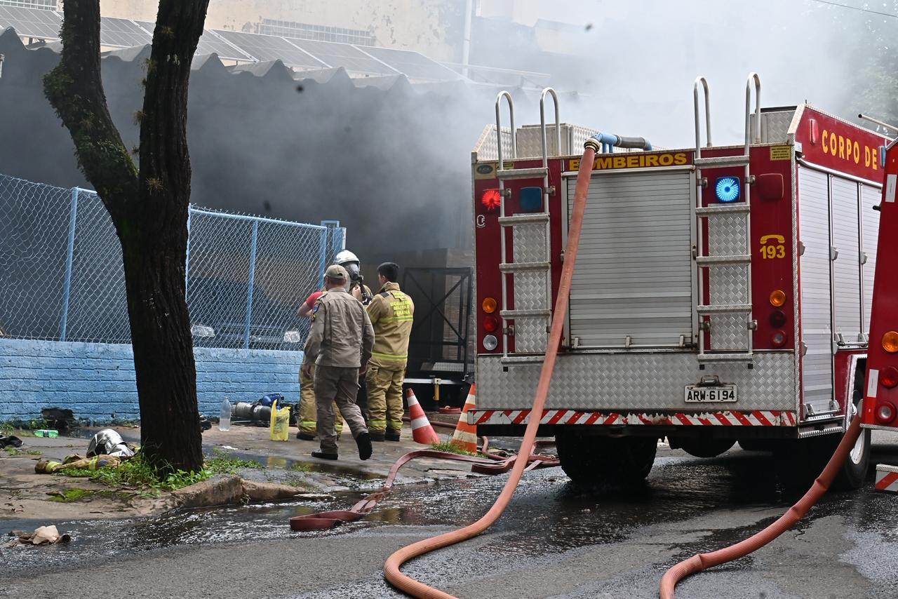 Ação do Corpo de Bombeiros se estende por mais de três horas
Foto: Ivan Fuquini