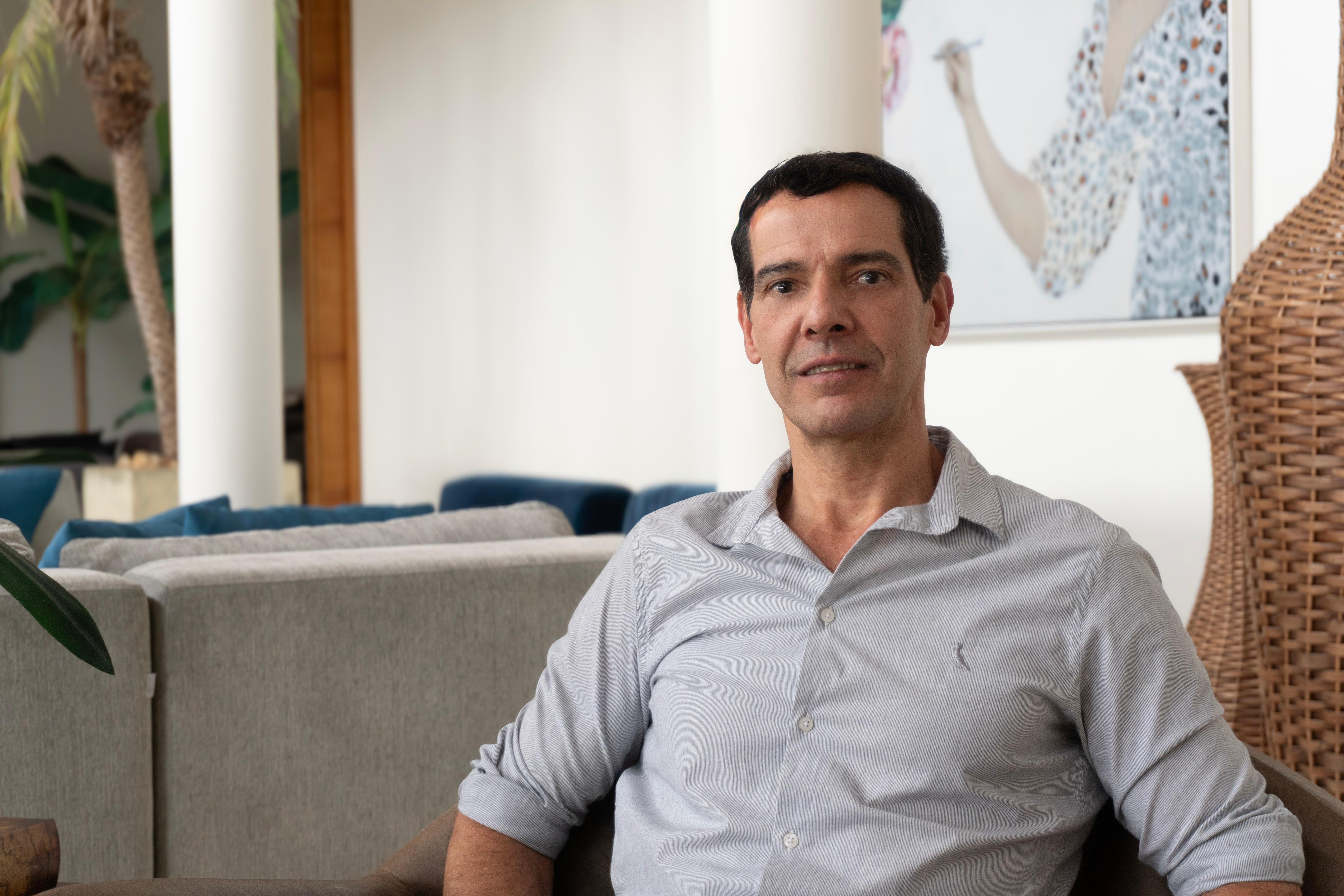 André Neves é economista, empresário e escritor. Em O Ego não é seu inimigo – O Bhagavad Gita do século XXI, compartilha as lições que aprendeu sobre o propósito da vida, a educação do ego e o poder transformador do amor incondicional.  
Instagram: @andre_neves_escritor