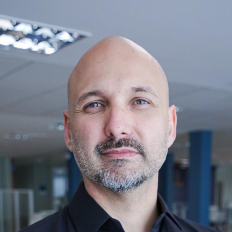 0-4 Ricardo Cappra é um pesquisador de cultura analítica, autor e empreendedor da área de tecnologia da informação, autor do livro “Híbridos: o futuro do trabalho entre humanos e máquinas”