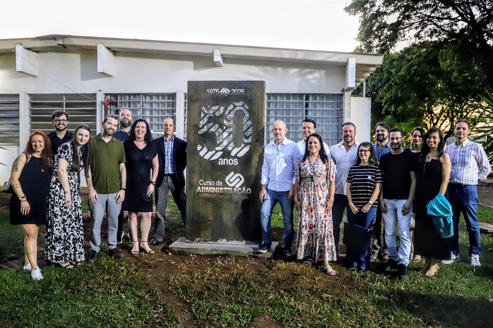 Inauguração de monumento no campus, concebido para representar os 50 anos do curso de Administração
Foto: Unespar