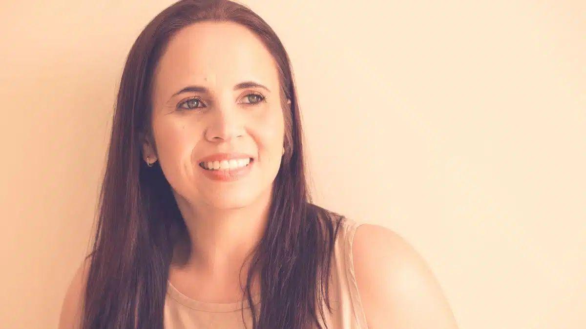 Amélia Greier é o pseudônimo literário de Carolina Frutuozo, escritora paulistana radicada em São Carlos (SP). Recebeu, em 2019, a medalha Adélia Prado da Academia Feminina Mineira de Letras pelo conto Retirantes. Em 2024, foi finalista do VII Concurso Internacional de Microrrelatos, promovido pelo Museo de La Palabra, em Madrid, com o texto The Lamplighter. No mesmo ano, venceu o 2º Concurso de Contos PodLetras com Pano de Fundo, que lhe garantiu a publicação de seu primeiro romance, O peso da inexistência.
Instagram: @ameliagreier