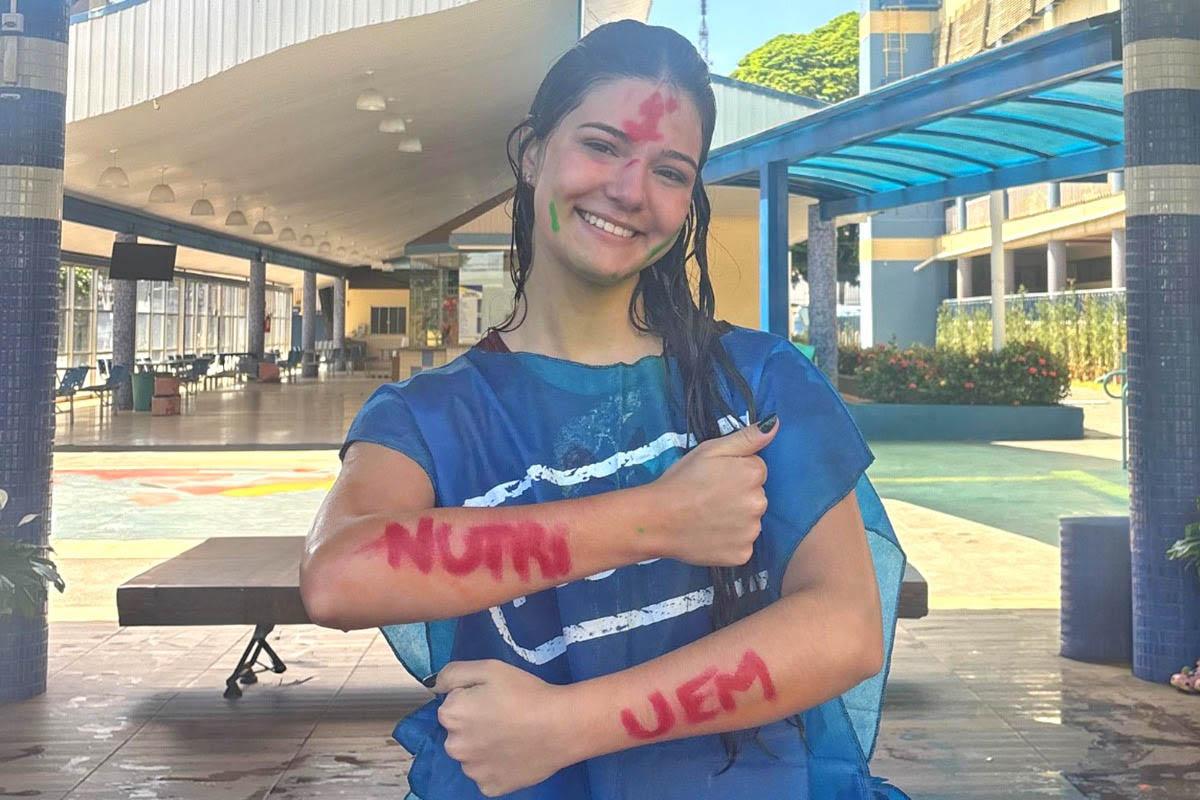 A caloura Laura Graton Mikcha comemorou a aprovação no novo curso e agradeceu o apoio da família - Foto: UEM
