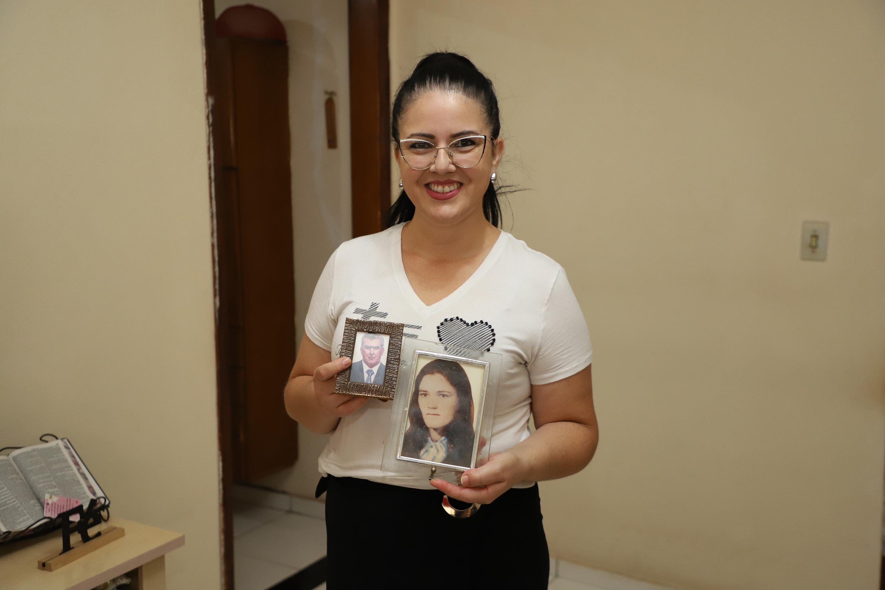 Cristina Rosa Cristovam mostra as fotos dos pais
Foto: Ari Dias/AEN