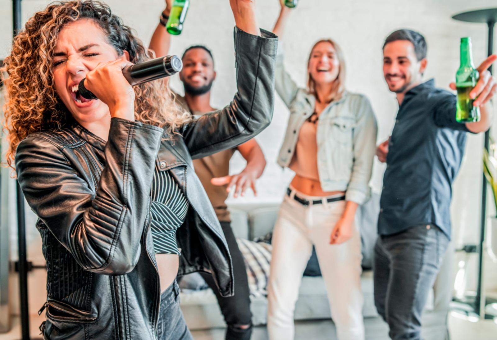 É preciso aproveitar as festas sem exageros e cuidar da voz
Foto: Mega Studio