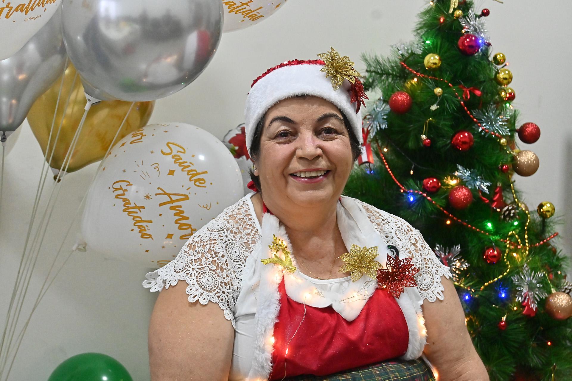 Mamãe Noel 17-12 Ivan Fuquini (4) A Mamãe Noel do Hemonúcleo de Paranavaí é Maria Salete Nascimento Teixeira, colaboradora da unidade
Foto: Ivan Fuquini