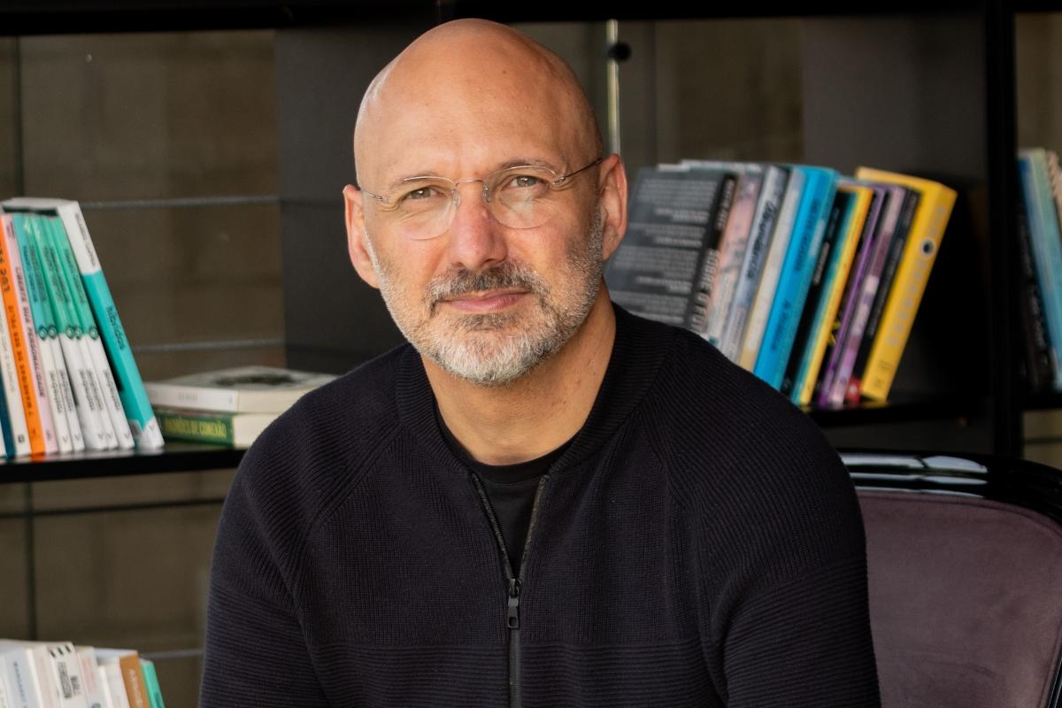 Ricardo Cappra é empreendedor na área de tecnologia e filósofo, especialista em cultura analítica e fundador do Cappra Institute – um think tank internacional focado em ciência de dados, inteligência artificial e transformação organizacional. Como autor, palestrante e pesquisador, combina análise crítica com visão prática, provocando o pensar sobre os desafios e oportunidades do futuro em um mundo moldado por dados e automação. 
Acompanhe o autor:   
Instagram: @cappra | LinkedIn: @Cappra  
Sites: www.ricardocappra.com | www.cappra.institute | TEDx: https://youtu.be/wBz-xWPo1Fc