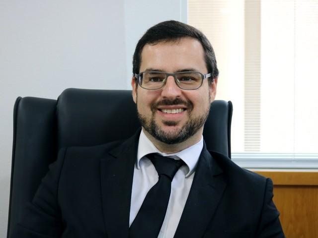 André Naves é Defensor Público Federal formado em Direito pela USP, especialista em Direitos Humanos e Inclusão Social; mestre em Economia Política pela PUC/SP; Cientista Político pela Hillsdale College e doutor em Economia pela Princeton University. Comendador Cultural, Escritor e Professor (Instagram: @andrenaves.def)