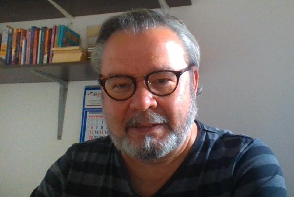 Sebastian Levati nasceu em General Salgado, interior de São Paulo. Trabalhou com Engenharia Mecânica antes de se dedicar integralmente à literatura, área em que atua como escritor, leitor e pesquisador independente. Hoje radicado na capital paulista, Levati transforma sua vivência e olhar analítico em narrativas marcadas por profundidade emocional e rigor histórico. Facebook do autor: /sebastian.levati