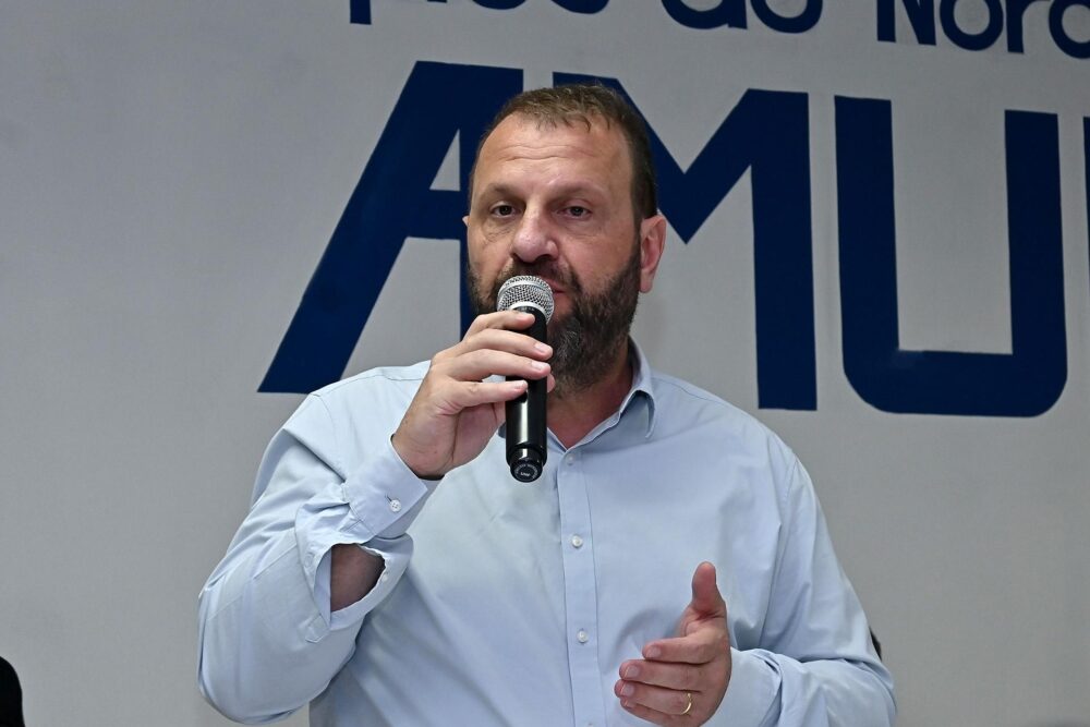 O secretário de Estado do Desenvolvimento Social e Família, Rogério Carboni, conversou com prefeitos da Amunpar - Foto: Ivan Fuquini