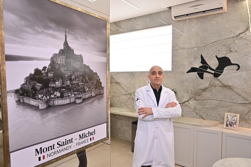 O médico João Paulo Guimarães realiza procedimentos diretamente na Uroclínica, sem necessidade de internamento hospitalar - Foto: Ivan Fuquini