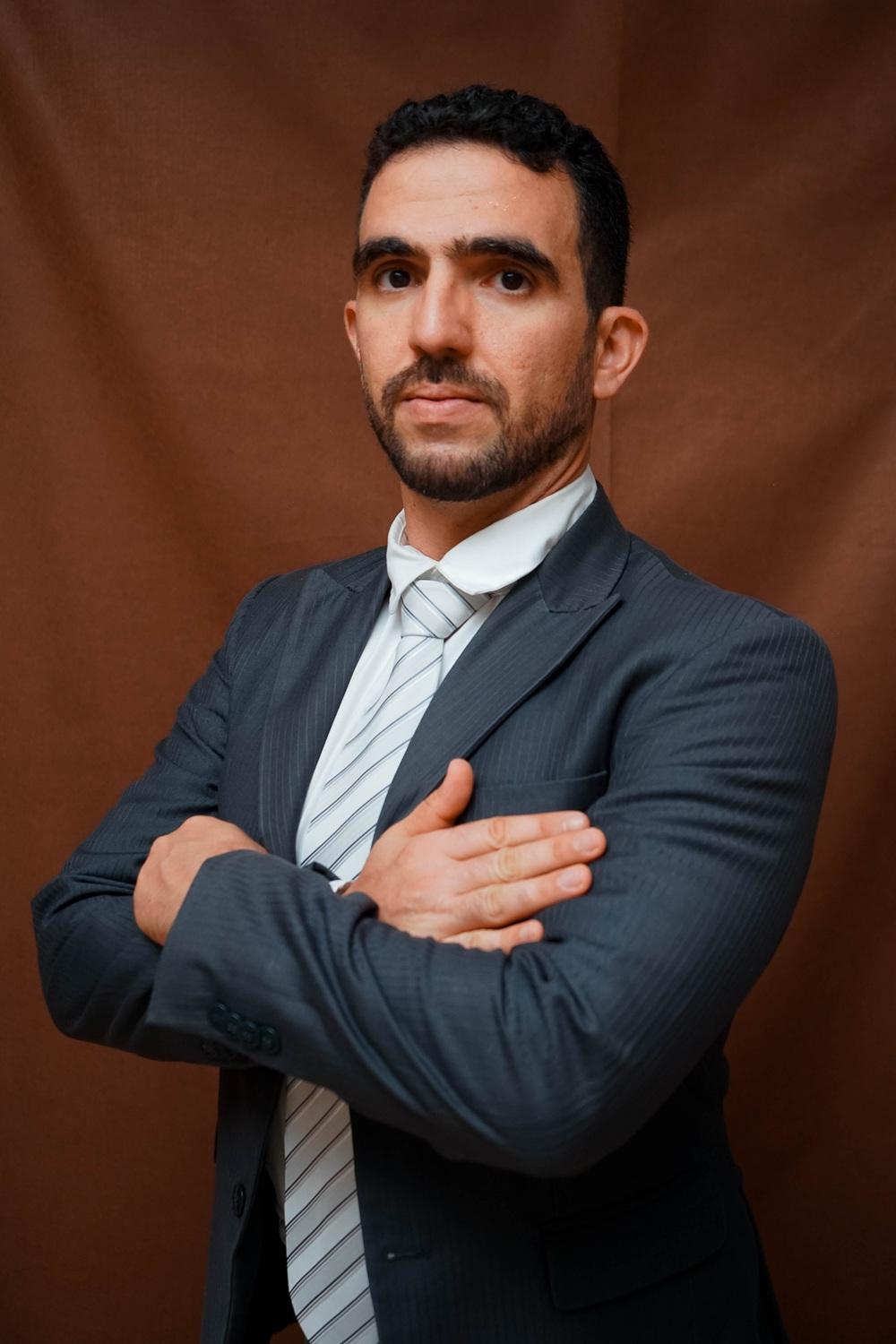 s-Dr.-Lucas Lucas AKL é advogado e possui mestrado pela Fundação Getúlio Vargas (2023), pós-graduação em Gestão Pública pelo IFRO (Instituto Federal de Educação, Ciência e Tecnologia de Rondônia) e formação em Direito pela UNIR (Universidade Federal de Rondônia). Sócio do Escritório Monteiro Akl Advocacia Especializada, ele é palestrante, compositor e escritor. Foi coautor dos Livros “Além do Lucro — Como gerar equity, escalar valor e construir um legado” (2025). Atuou como servidor público federal concursado por mais de 15 anos na Controladoria-Geral da União (área de Finanças e Controle).
Foto: Divulgação