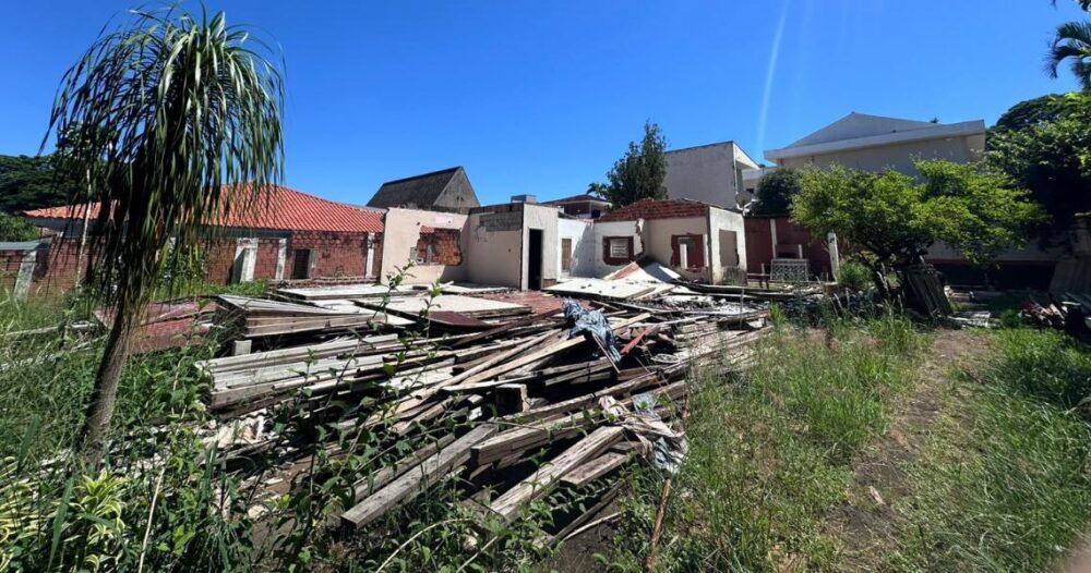s-fechado Entre 2025 e 2026, mais de 20 imóveis residenciais com portões fechados e acúmulo de entulhos foram notificados - Foto: Prefeitura de Paranavaí