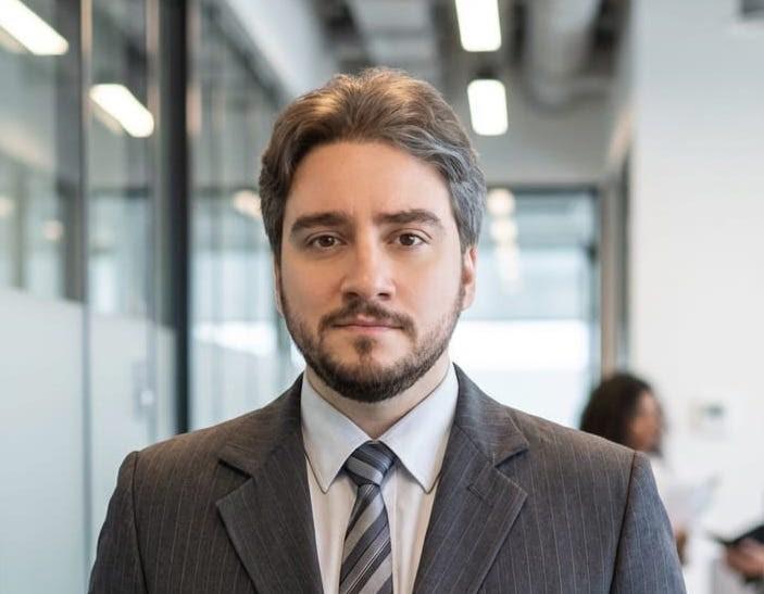 André Charone é contador, professor universitário, Mestre em Negócios Internacionais pela Must University (Flórida-EUA), possui MBA em Gestão Financeira, Controladoria e Auditoria pela FGV (São Paulo – Brasil) e certificação internacional pela Universidade de Harvard (Massachusetts-EUA) e Disney Institute (Flórida-EUA).