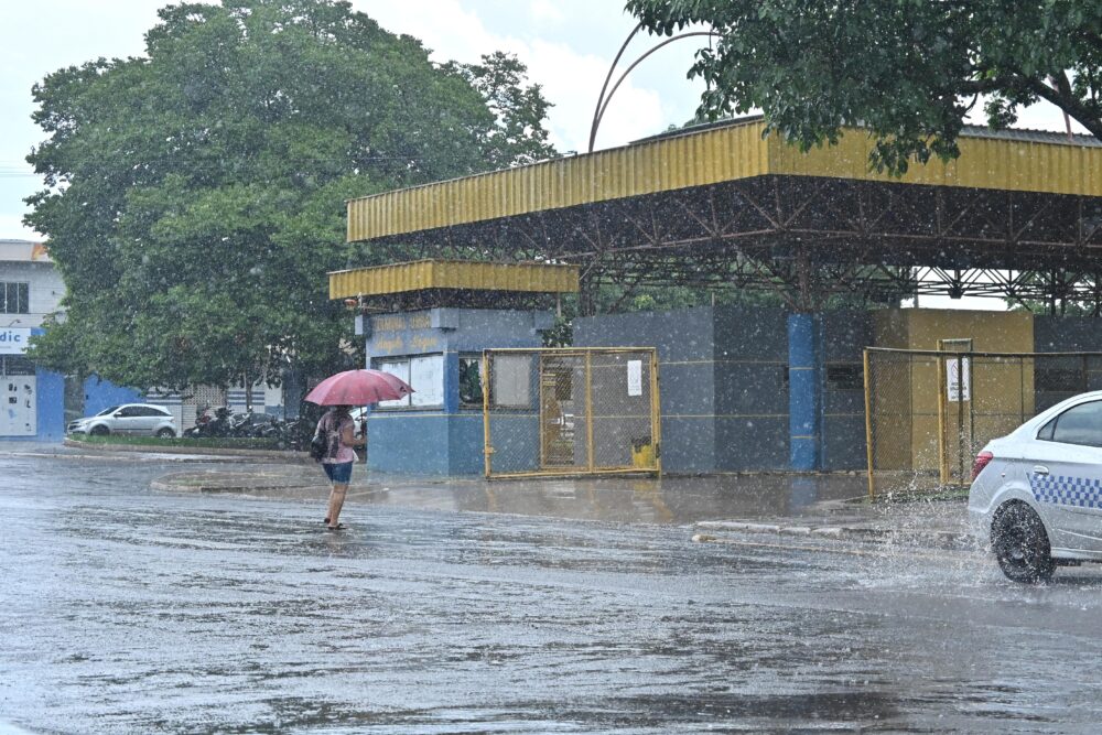 As características típicas de verão, com calor intenso e pancadas de chuva, serão o destaque da semana - Foto: Ivan Fuquini/Arquivo DN