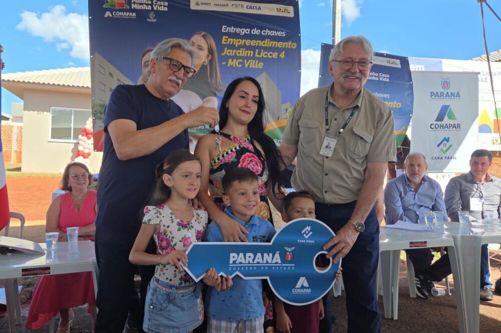 Família comemora a conquista da nova moradia - Foto: Cohapar