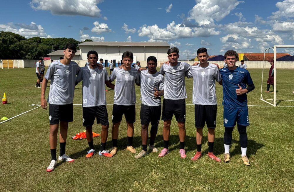 bASE Sete atletas são observados pelo treinador da equipe principal - Foto: Thamela Quirino