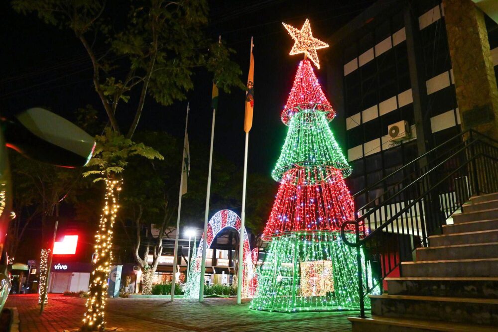 Decoração foi um dos grandes atrativos do Natal em Paranavaí - Foto: Ivan Fuquini