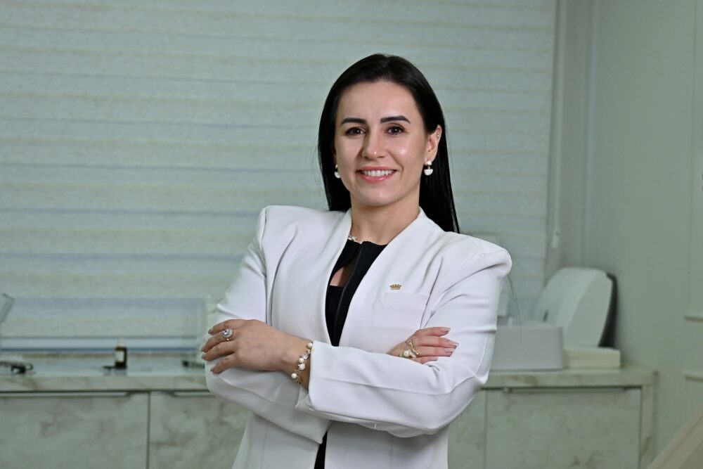 Dra Adriele (11) Médica Adrieli Deltrejo, pós-graduada em Dermatologia Clínica e Cirúrgica, atende em Paranavaí