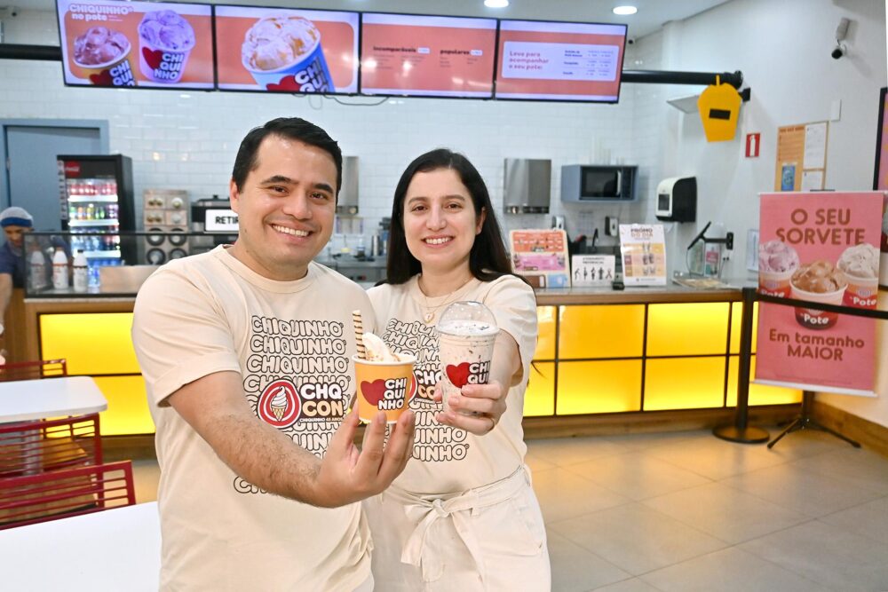 Chiquinho (11) Letícia Pattini Rosa Queiroz e Mauro Alves de Queiroz, franqueados da Chiquinho Sorvetes em Paranavaí - Foto: Ivan Fuquini