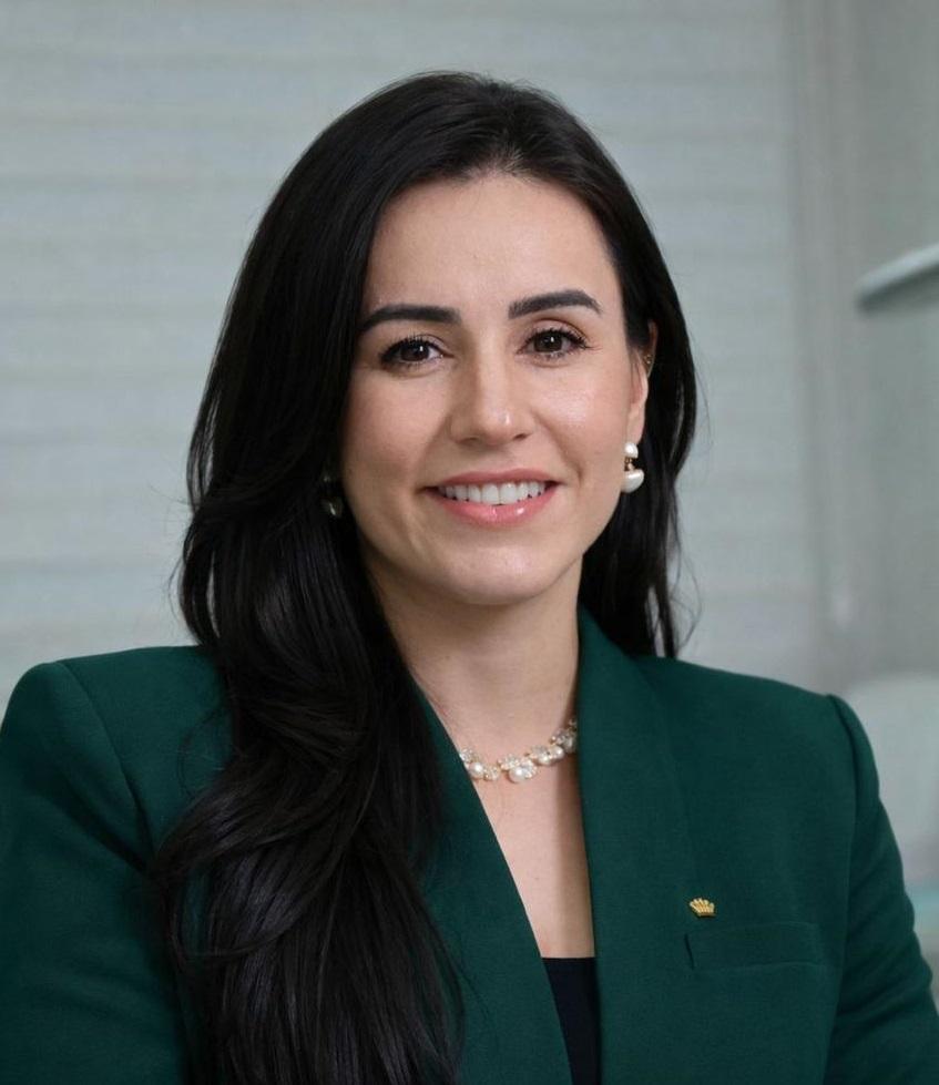Médica Adrieli Deltrejo, pós-graduada em Dermatologia Clínica e Cirúrgica, atende em Paranavaí