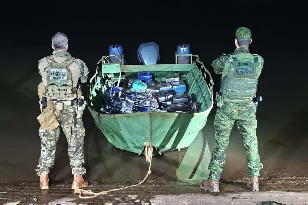 Policiais e a droga apreendida na operação
Foto: PMPR