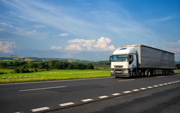 A implementação do programa CNH do Brasil, novo modelo nacional de habilitação em vigor desde dezembro de 2025, trouxe mudanças importantes no processo de obtenção das categorias C, D e E. A iniciativa prevê cursos teóricos online gratuitos, redução da carga horária prática e possibilidade de atuação de instrutores autônomos, o que pode reduzir significativamente o custo da habilitação e ampliar o acesso de novos profissionais ao Transporte Rodoviário de Cargas (TRC).
Para o presidente do Sindicato das Empresas de Transporte de Cargas do Estado do Paraná (Setcepar), Silvio Kasnodzei, a medida representa um avanço relevante, mas exige atenção do setor. “A CNH do Brasil é um passo importante para facilitar o acesso às categorias profissionais e ajudar a enfrentar a escassez de motoristas. No entanto, esse movimento precisa vir acompanhado de capacitação adequada, para que o aumento no número de habilitados não comprometa a segurança nas estradas e a qualidade das operações”, afirma. 
A falta de motoristas qualificados é um dos principais gargalos do Transporte Rodoviário de Cargas em todo o país. Dados do Cadastro Geral de Empregados e Desempregados (Caged), divulgados em 2025 com base no fechamento mais recente, mostram que menos de 10% dos vínculos formais de motoristas de caminhão no Brasil são ocupados por profissionais com até 29 anos, evidenciando a dificuldade de renovação da mão de obra no setor. Com a CNH do Brasil, o número de motoristas habilitados tende a crescer, o que reforça a necessidade de treinamento adequado para a atuação no Transporte Rodoviário de Cargas.
 Segundo o instrutor técnico do Setcepar, Cláudio Ferreira, a capacitação complementar é um fator decisivo para a efetividade da iniciativa no setor. “É fundamental que as empresas recebam esses motoristas recém-habilitados e ofereçam treinamentos que reflitam a realidade do Transporte Rodoviário de Cargas. Sem essa preparação prática e técnica, há risco de aumento de sinistros, impacto nas operações e até elevação do custo das apólices de seguro”, explica.
 Kasnodzei reforça o papel da entidade nesse processo. “O governo está correto em ampliar o acesso à habilitação, mas o setor também precisa assumir sua responsabilidade. O Setcepar está à disposição para contribuir com capacitação técnica, formação complementar e ações de conscientização, fortalecendo a segurança, a profissionalização e a sustentabilidade do Transporte Rodoviário de Cargas”, conclui.