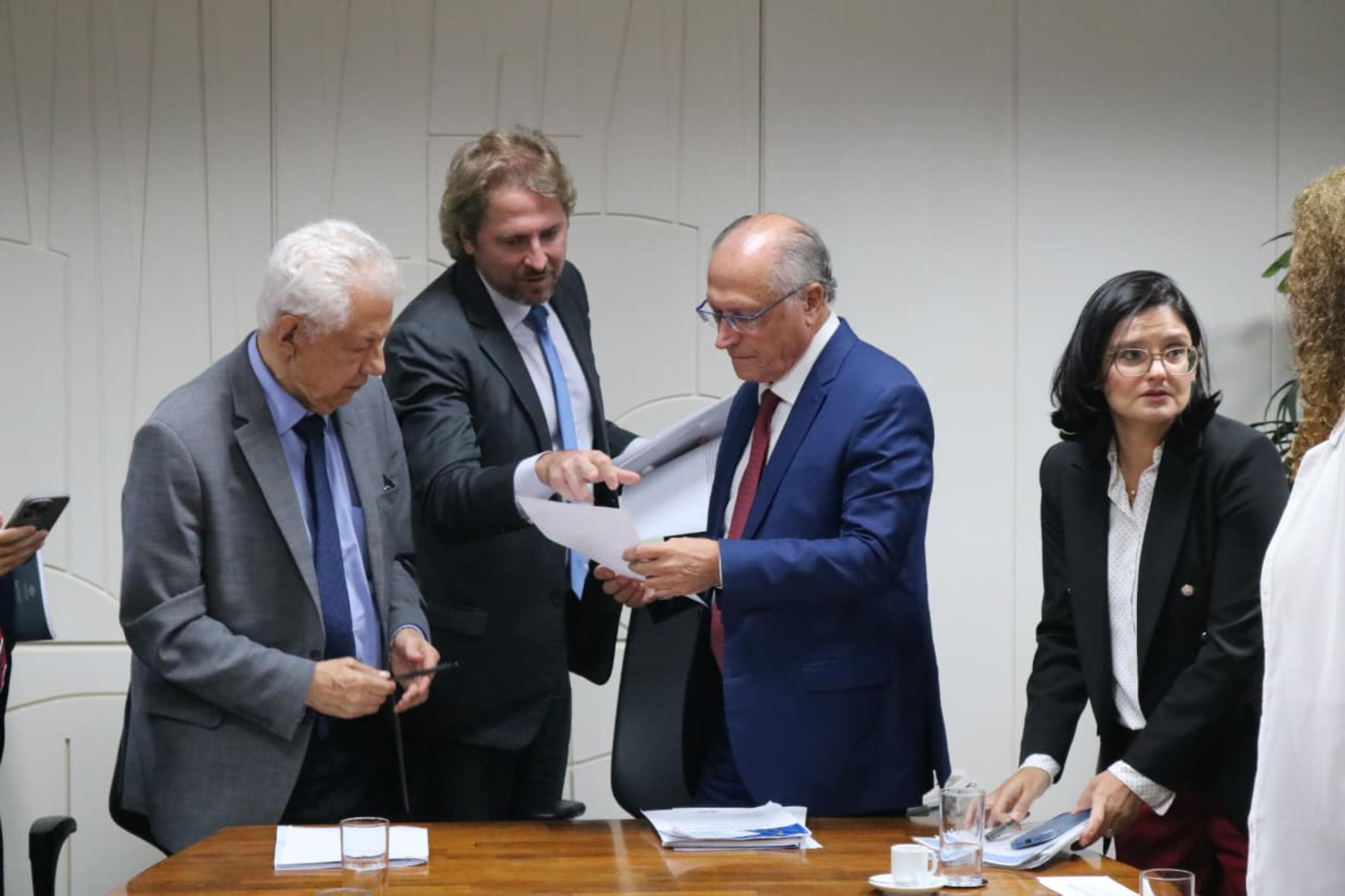 Deputado Zeca Dirceu em reunião com o vice-presidente Geraldo Alckmin
Foto: Divulgação