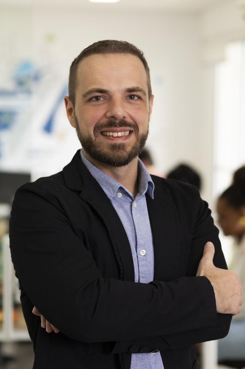 Erik Adami é diretor comercial da Minha Biblioteca (MB), ecossistema de aprendizagem que combina tecnologia, inovação, consultoria especializada, biblioteca digital e um acervo com mais de 15 mil ebooks relevantes para a formação acadêmica e continuada