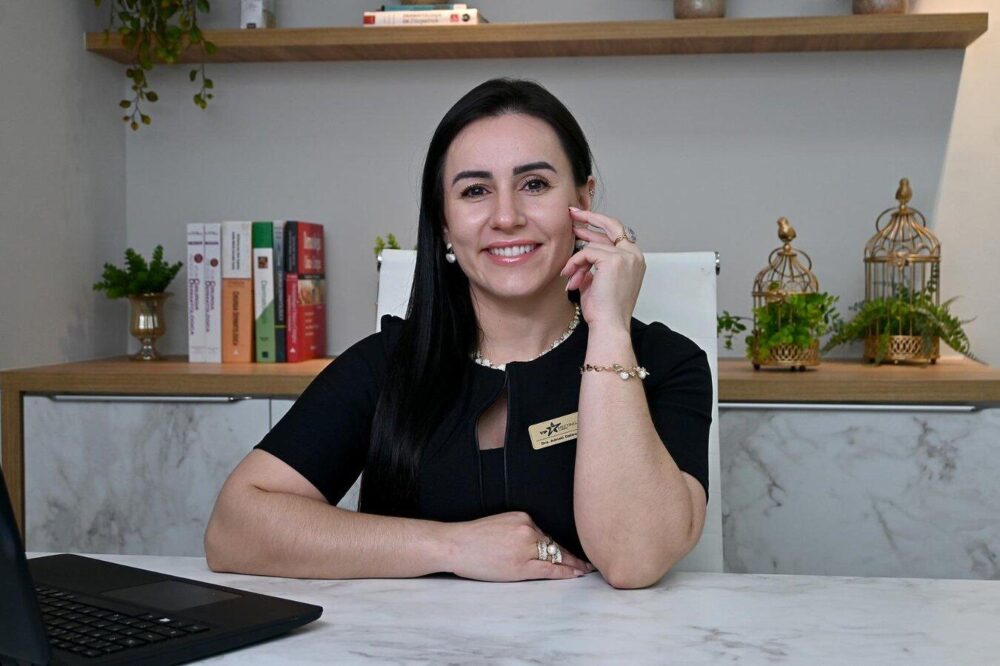 A médica Adrieli Deltrejo, pós-graduada em Dermatologia Clínica e Cirúrgica