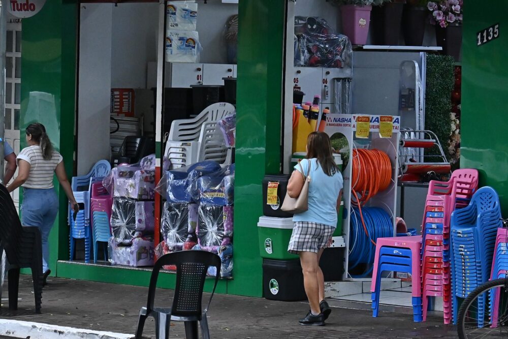 Abre e fecha (3) Lojas do Centro e dos bairros abrem normalmente na terça-feira das 8h às 18h - Foto: Ivan Fuquini