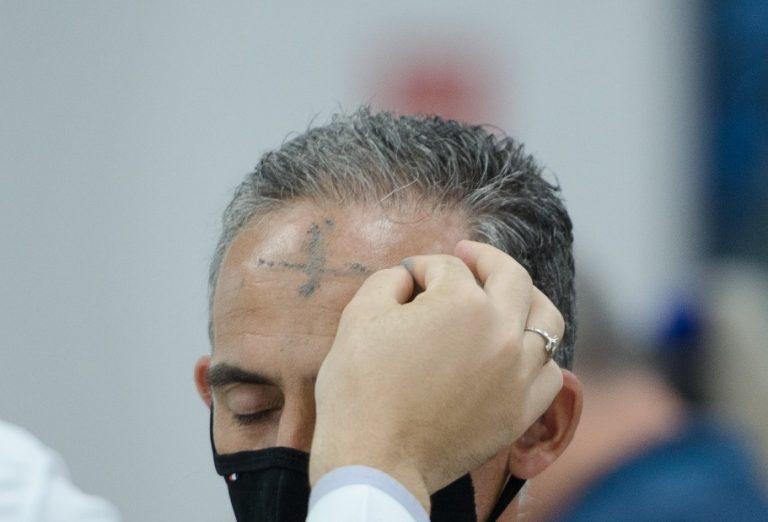 Gesto simbólico representa a fragilidade e a pequenez humana, lembrando aos católicos que a vida é passageira - Foto: Juliana Silva