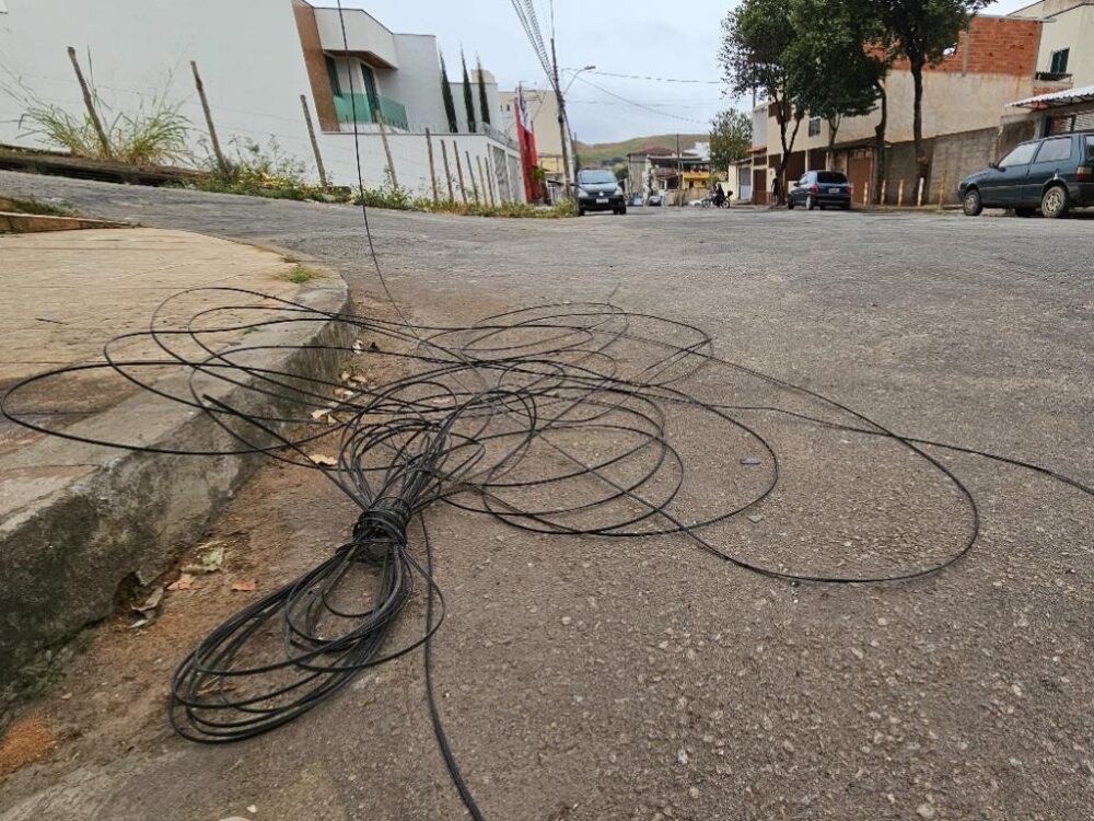 Fios soltos são perigo para o trânsito de veículos e pedestres
Foto: Divulgação