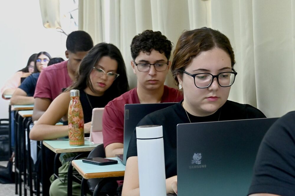 Mulheres são maioria entre as pessoas com ensino superior completo, 
 representando 65% em 2024