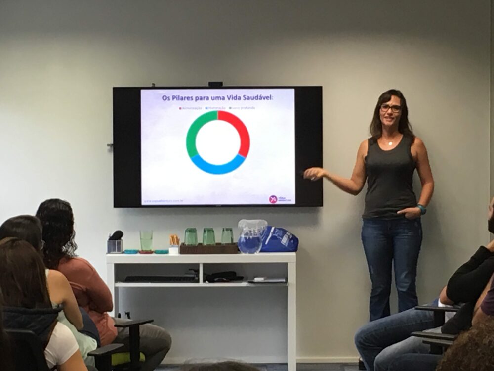 A-CLAUDIA Claudia Faria é professora de yoga, palestrante e criadora do método Yoga Adventure. Atua há mais de 20 anos com foco em respiração, regulação emocional e corpo sob pressão, aplicando o yoga a contextos reais de estresse, tomada de decisão e alta exigência física e mental. É formada em Medicina Veterinária, escaladora e desenvolve seu trabalho a partir da integração entre prática corporal, fisiologia e inteligência emocional