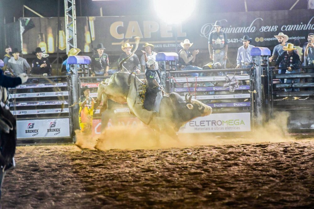 Rodeio é uma das grandes atrações da ExpoParanavaí