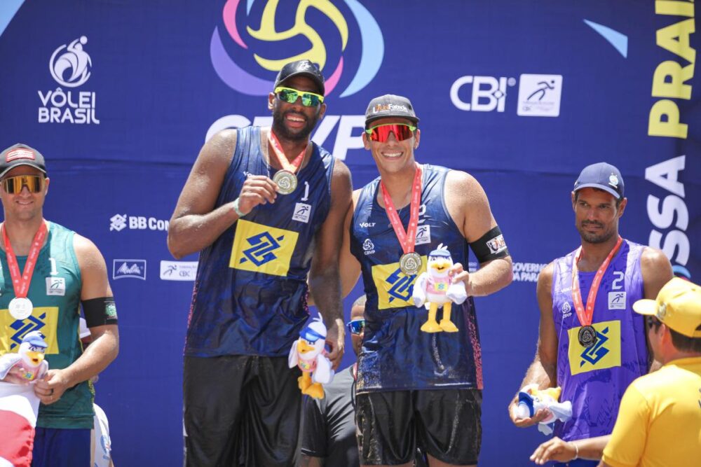 Evandro e Arthur sobem ao pódio em João Pessoa 
(Foto: CBV)