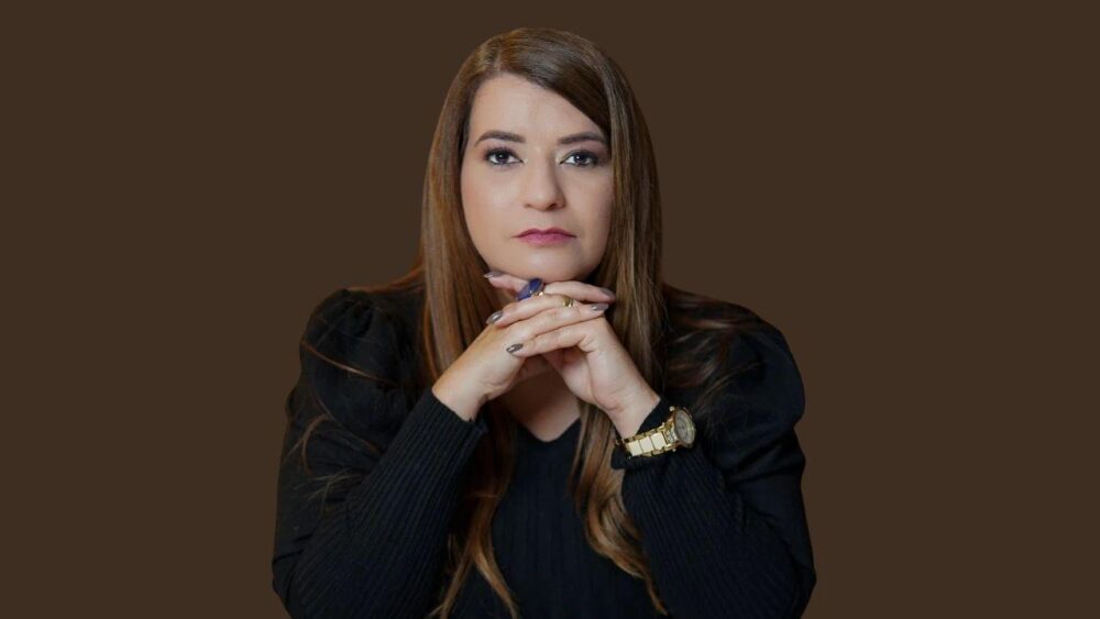 Karoline Monteiro é advogada trabalhista, doutora em Ciências Jurídicas e Sociais pela Universidad Museo Social Argentino (UMSA) e especialista em Advocacia Trabalhista pela Luiz Flávio Gomes (LFG), uma das mais tradicionais instituições de ensino jurídico do Brasil. É CEO do Monteiro AKL Advocacia Especializada, escritório com atuação exclusiva e 100% digital em ações envolvendo bancários com LER/DORT, fundado em 2017.