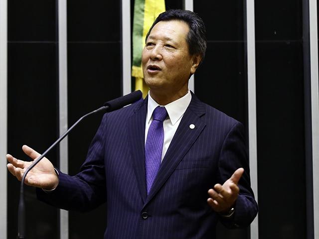 O deputado Luiz Nishimori destaca a importância do investimento em educação
Foto: Cãmara dos Deputados