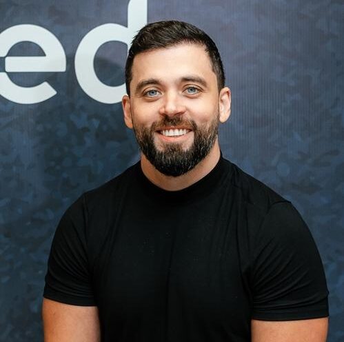 Arthur Lemos é especialista em finanças, com mais de 10  anos de experiência no mercado financeiro. Ele é fundador da Empreender Dinheiro (ED), uma consultoria financeira especializada em construção patrimonial familiar