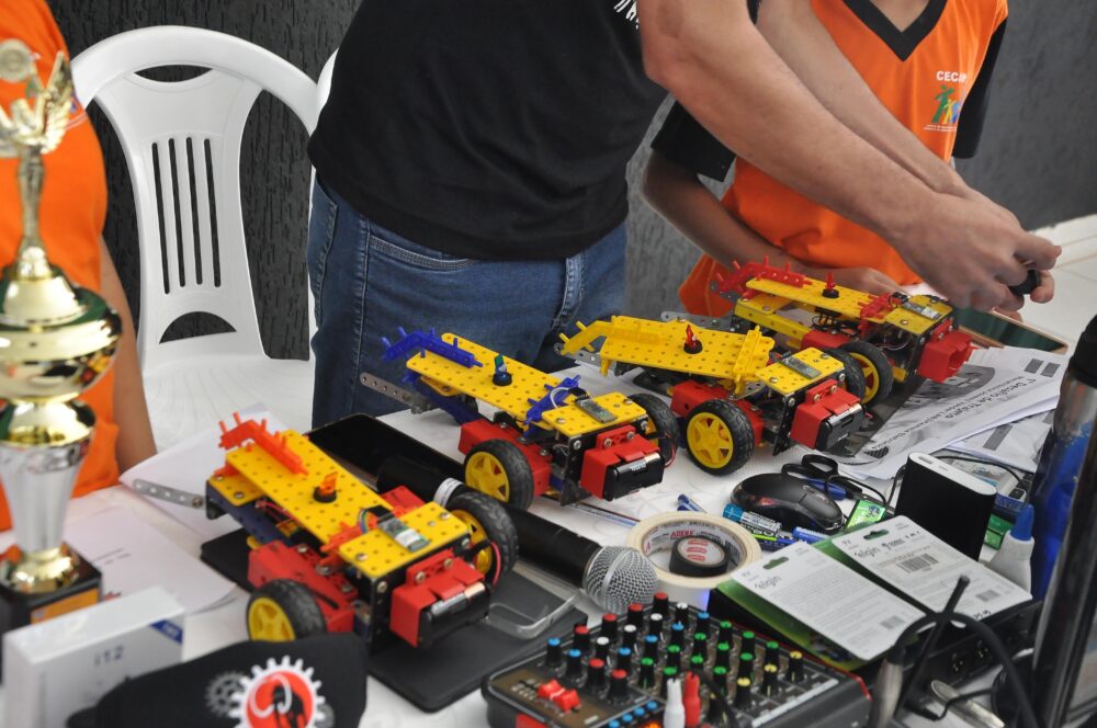 Objetivo é incentivar o interesse de crianças e adolescentes em robótica, tecnologia e inovação
Foto: Arquivo DN