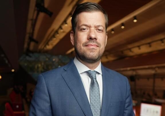 A adoção da arbitragem pela Administração Pública deixou de ser uma exceção e se torna um instrumento central para lidar com litígios cada vez mais complexos, sobretudo em infraestrutura, concessões e parcerias estratégicas. A arbitragem representa hoje uma das vias mais eficazes para conciliar eficiência, controle e segurança jurídica, especialmente após mudanças normativas que ampliaram sua utilização pelo poder público. Segundo levantamento da Câmara de Comércio Internacional (ICC), o Brasil está entre os cinco países que mais participam de arbitragens administradas pela instituição desde 2020, o que sinaliza um amadurecimento institucional e uma maior confiança de investidores no ambiente regulatório brasileiro.
Esse avanço ocorre em um cenário em que o processo judicial tradicional, embora essencial, não acompanha a velocidade técnica exigida por disputas multibilionárias. De acordo com o Relatório Justiça em Números 2024 do CNJ, a duração média de um processo cível em grau recursal ultrapassa seis anos. Em contraste, estudos do Comitê Brasileiro de Arbitragem indicam que procedimentos arbitrais domésticos costumam ser concluídos entre 18 e 24 meses. A diferença de tempo não é mero detalhe. Em contratos de concessão ou obras de infraestrutura, atrasos prolongados impactam serviços públicos, aumentam custos e reduzem a previsibilidade para operadores privados, o que reforça a tese de que a arbitragem pode funcionar como mecanismo de racionalização da gestão pública.
É verdade que críticas persistem, especialmente quanto ao risco de afastamento do princípio da legalidade ou à preocupação com a transparência dos procedimentos. O argumento de que a expansão da arbitragem reduziria o controle social sobre decisões envolvendo recursos públicos não se sustenta. A ideia perde força diante das garantias já incorporadas ao regime brasileiro. A Lei 13.129/2015 exige publicidade das decisões envolvendo entes públicos e mantém intactos os limites da legalidade. Além disso, segundo a Organização para a Cooperação e Desenvolvimento Econômico (OCDE), países que ampliaram o uso de arbitragem em contratos de infraestrutura registraram aumento na atratividade de investimentos sem prejuízo ao escrutínio público, desde que adotassem mecanismos de transparência ativa.
Outro ponto sensível diz respeito à necessidade de autorização específica para que o Estado participe de um tribunal arbitral. A jurisprudência recente mostra que esse debate não representa mais um obstáculo significativo. O Superior Tribunal de Justiça já reconheceu a compatibilidade entre arbitragem e o princípio do juiz natural, como no MS 11.308/DF, e reafirmou a validade de compromissos arbitrais celebrados pela Administração mesmo sem previsão editalícia, conforme o Resp 904.813/PR. Esses precedentes demonstram que a arbitragem não subverte o regime jurídico-administrativo, mas se integra a ele como técnica de resolução de disputas compatível com o interesse público.
É igualmente relevante observar que o Brasil se distancia do modelo de arbitragem internacional de investimentos, em que o Estado atua como parte soberana diante de investidores estrangeiros. Segundo a UNCTAD, litígios desse tipo frequentemente envolvem bilhões de dólares e questionam políticas públicas, o que gera tensões diplomáticas. O regime brasileiro, ao contrário, concentra-se em direitos patrimoniais disponíveis e mantém maior equilíbrio entre eficiência e autonomia regulatória. Essa diferença revela uma escolha institucional: priorizar soluções especializadas sem comprometer a prerrogativa estatal de regular setores essenciais.
A consolidação da arbitragem como ferramenta de governança pública depende agora de passos internos. O poder público precisa aprimorar sua estrutura para negociar cláusulas arbitrais de forma mais profissional, capacitar equipes e adotar práticas de compliance que garantam transparência e previsibilidade. Se esse movimento se fortalecer, a arbitragem tende a se transformar em um dos pilares de estabilidade para investimentos de longo prazo, além de um instrumento de modernização administrativa. O Brasil já avançou no marco legal e jurisprudencial; falta consolidar a cultura institucional que permita ao Estado colher, de forma plena, os benefícios desse caminho.