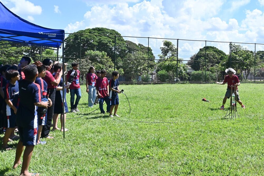 Crianças e adolescentes participaram do lançamento de foguetes feitos de garrafas plásticas
Foto: Ivan Fuquini