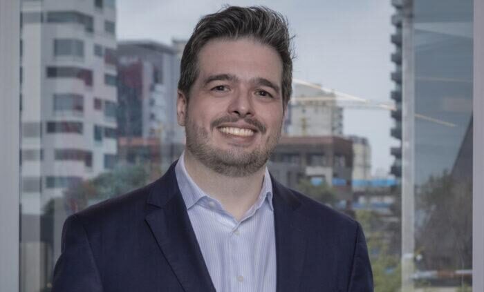 Em regra, as dívidas tributárias pertencem à empresa e não podem ser automaticamente transferidas para o patrimônio pessoal de sócios ou administradores. A responsabilização individual só ocorre quando há indícios de irregularidade na gestão ou violação de deveres legais.
Segundo Erlan Valverde, mestre em Direito Tributário Internacional pelo Instituto Brasileiro de Direito Tributário (IBDT) e sócio da área tributária do IW Melcheds Advogados, o entendimento do Superior Tribunal de Justiça é claro ao limitar essa possibilidade.
“A Súmula 430 do STJ estabelece que a mera falta de pagamento do tributo pela empresa não autoriza, por si só, o redirecionamento da cobrança ao sócio ou administrador”, afirma. “A responsabilização pessoal exige a demonstração de atos praticados com excesso de poderes ou infração à lei, ao contrato social ou ao estatuto.”
Na prática, o redirecionamento costuma ocorrer quando há indícios concretos de atuação irregular, como dissolução irregular da empresa, ocultação de bens, esvaziamento patrimonial ou outros atos que inviabilizem a satisfação do crédito tributário.
Entre os critérios mais utilizados pela Justiça está a chamada dissolução irregular. “O STJ entende que se presume irregularmente dissolvida a empresa que deixa de funcionar no seu domicílio fiscal sem comunicar os órgãos competentes. Esse entendimento foi consolidado pela Súmula 435”, explica o tributarista.
Valverde ressalta ainda que a responsabilização não decorre automaticamente da condição de sócio ou acionista. Em geral, a cobrança recai sobre quem exercia efetivamente a gestão da empresa e teve participação na irregularidade. “Ser apenas quotista ou controlador, sem atuação na administração ou vínculo com o ato irregular, não basta para justificar a responsabilização pessoal”, diz.
Nos últimos anos, segundo ele, os mecanismos de cobrança têm se tornado mais sofisticados. Além do redirecionamento na execução fiscal, a Procuradoria-Geral da Fazenda Nacional passou a intensificar o uso do Procedimento Administrativo de Reconhecimento de Responsabilidade (PARR), que permite investigar previamente a existência de fundamentos legais para responsabilizar terceiros por débitos já inscritos em dívida ativa.
Para reduzir riscos, o especialista recomenda medidas de governança e compliance, como manter escrituração contábil regular, cumprir obrigações fiscais, evitar confusão patrimonial entre empresa e sócios e formalizar adequadamente decisões societárias. “Em cenários de dificuldade financeira, abandonar informalmente a empresa costuma ser o caminho mais arriscado. O mais seguro é enfrentar o passivo com regularização, defesa administrativa ou negociação”, conclui.